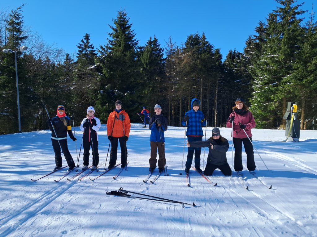 Die Klasse 7a steht auf Ski im Schnee.