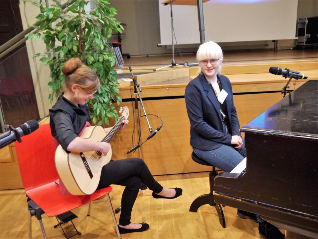 Zwei Frauen an Klavier und Gitarre.