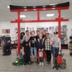 eine Gruppe Leute stet vor einem Japanischen Tor