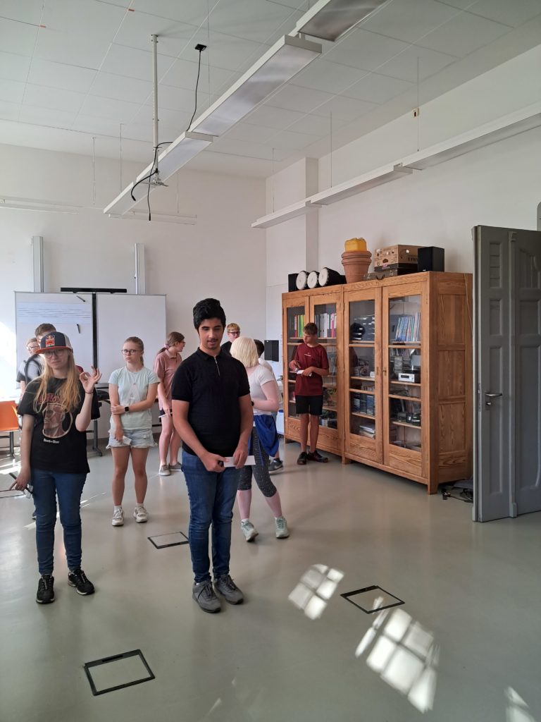 In einem Rollenspiel rücken die Schüler einzelne Schritte im Raum vor oder zurück. Das Spiel symbolisiert, wie ähnlich oder unterschiedlich die eigenen Standpunkte sind.