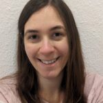 Swetlana lächelt in die Kamera. Sie sieht zufrieden und glücklich aus.