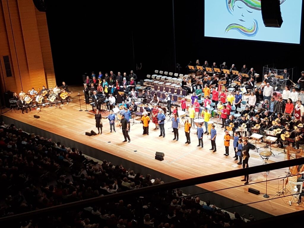 Schülerinnen und Schüler der Landesschule stehen auf der Bühne