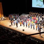 Schülerinnen und Schüler der Landesschule stehen auf der Bühne