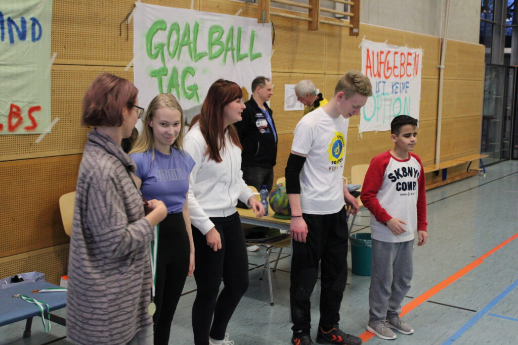 Schülerinnen und Schüler des Siegerteams stehen bereit zur Siegerehrung