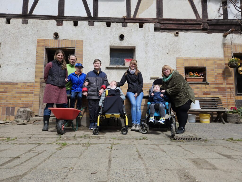 Gruppenfoto der Klasse vor dem Bauernhaus