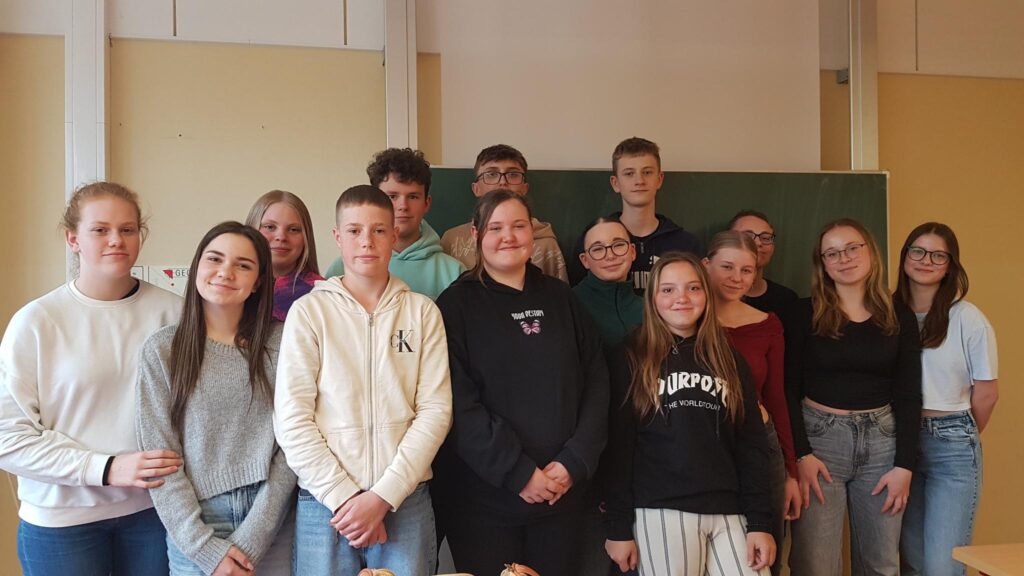 Ein Gruppenbild der Schüler der Klasse 9 an der Schule "Am Hermsdorfer Kreuz".