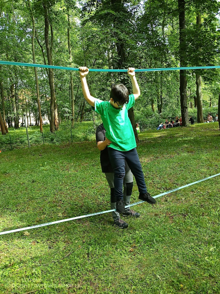 Ein Schüler balanciert auf der Slackline.