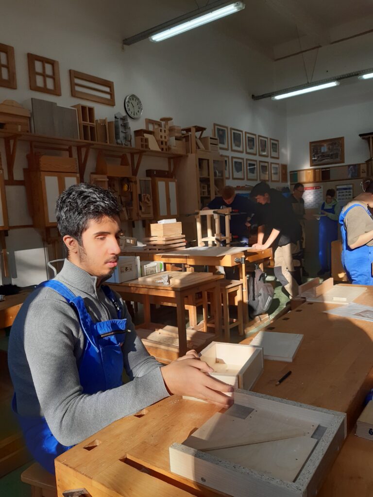 Ein Schüler ertastet ein Holzwerkstück