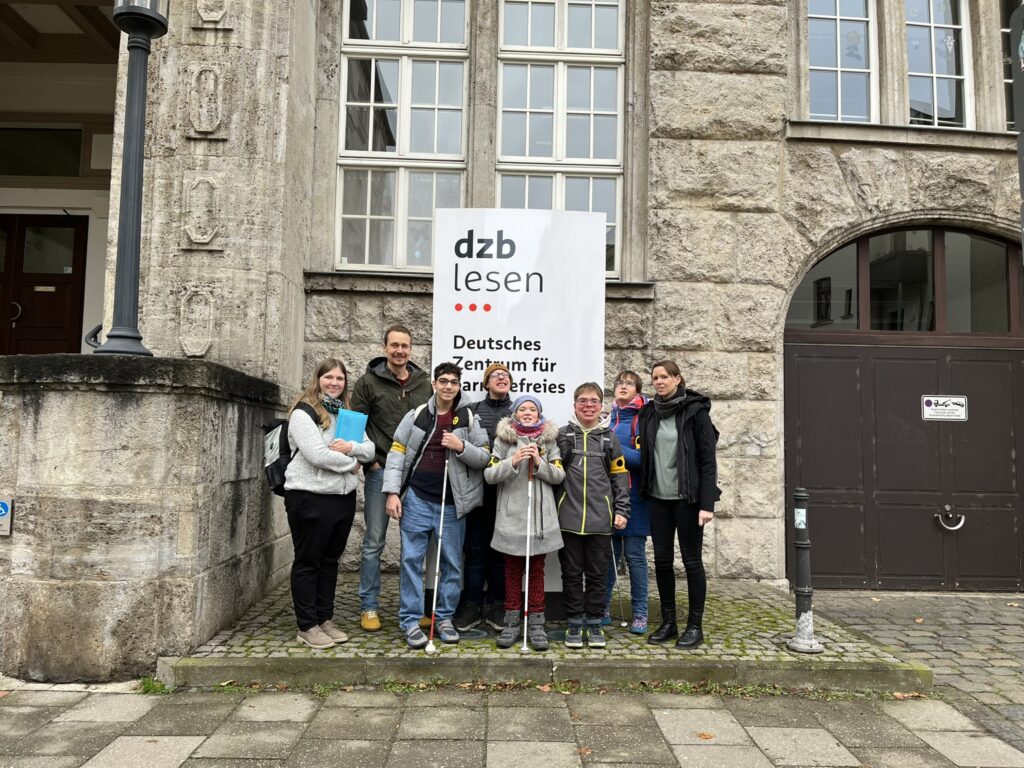 Gruppenfoto der O1 vor dem dzb lesen