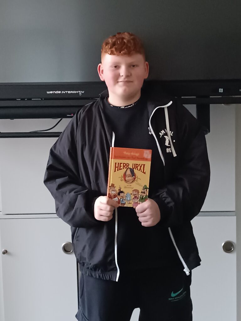 Ein Junge Held ein Buch vor sich 