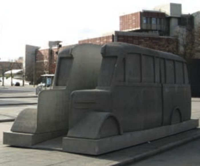 Denkmal grauer Bus