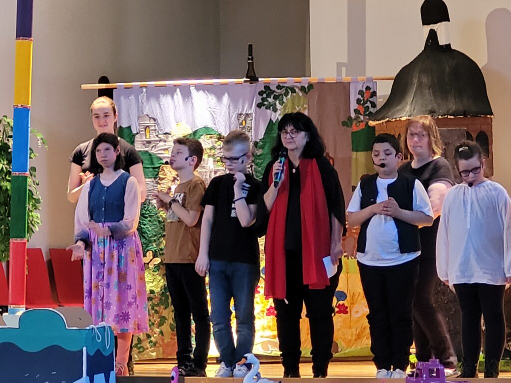 Frau Reichert und ihre Schauspieler auf der Bühne