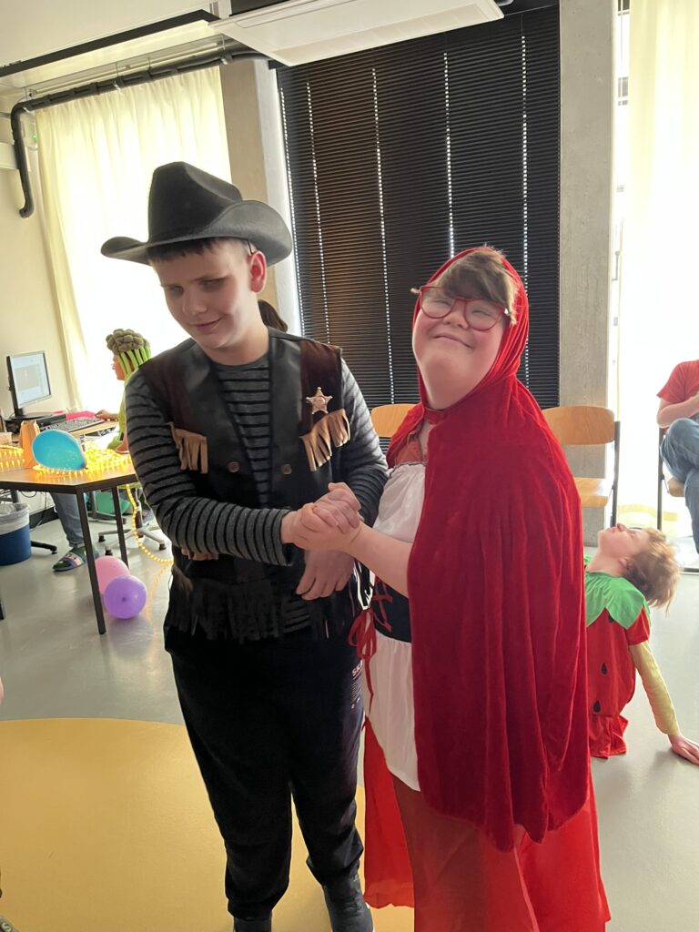 Zwei Schüler die zusammen tanzen und Spaß haben.