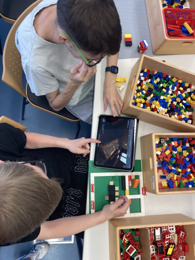 Schüler bauen mit Lego eine Art Wohnung
