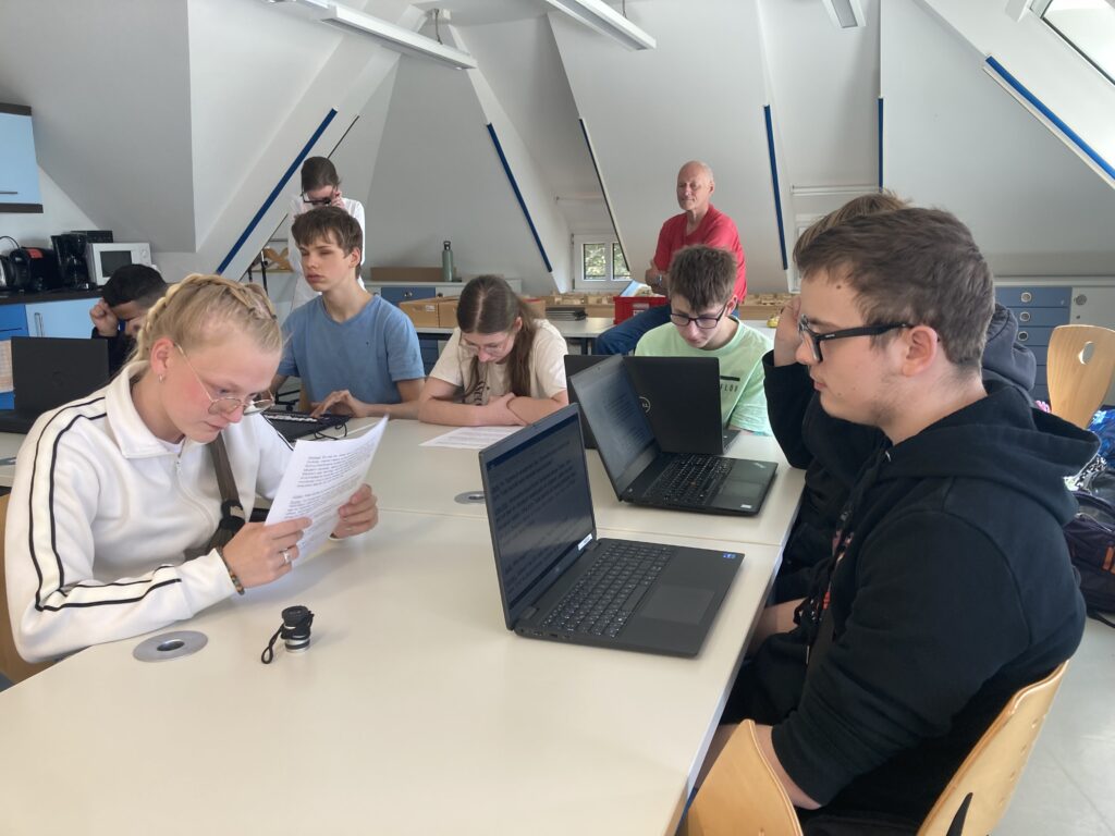 Schüler arbeiten an Laptops.