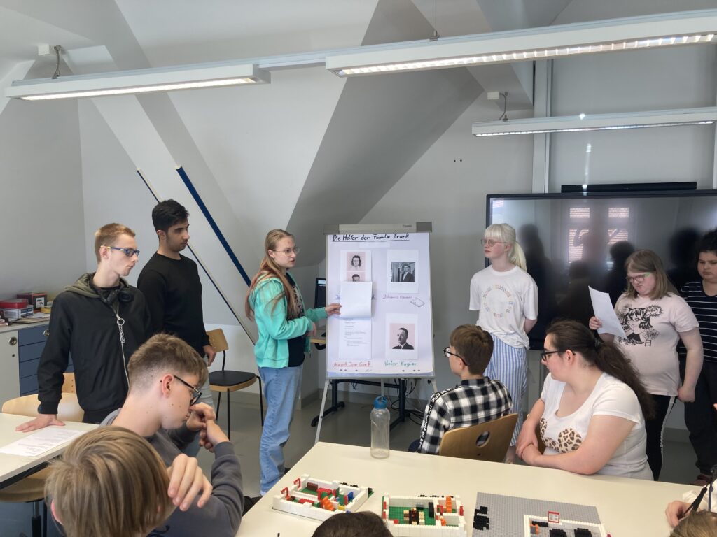 Schüler zeigen ein Plakat