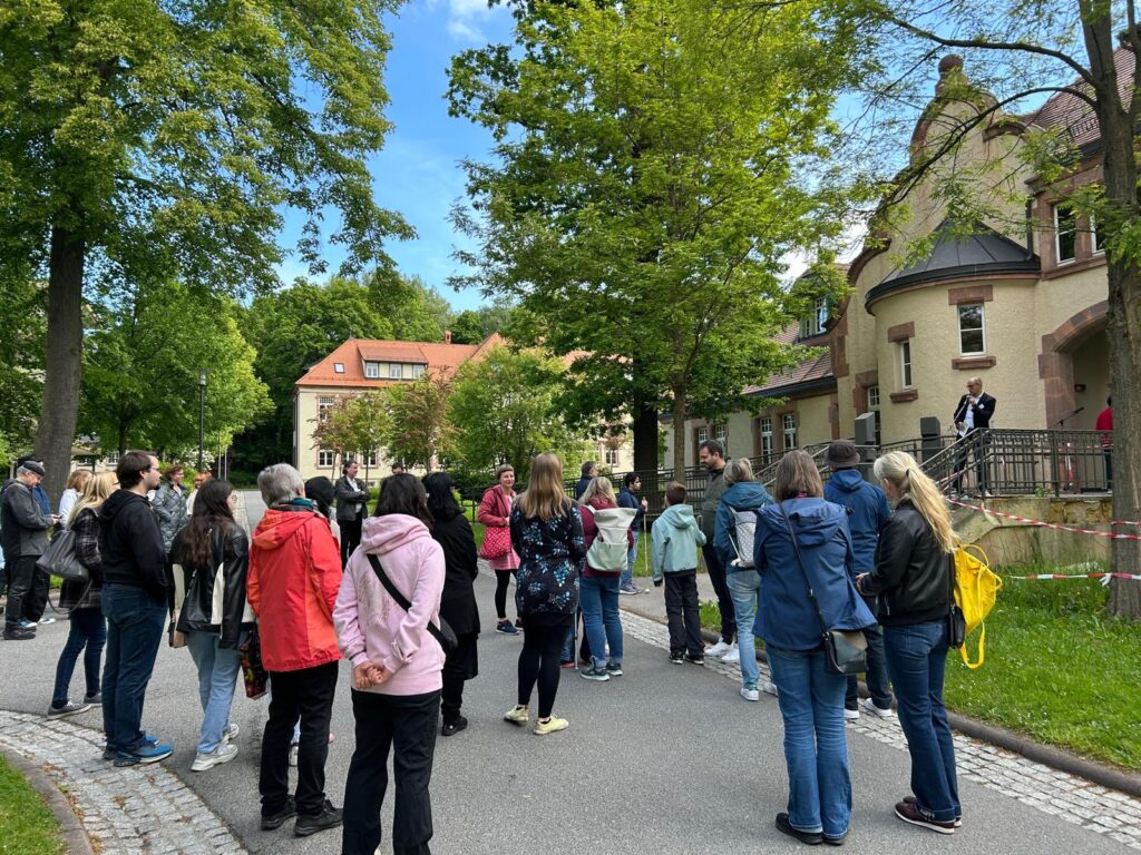 Herr Theiss eröffnet vor Haus 4 den KMZ-Tag vor versammeltem Publikum