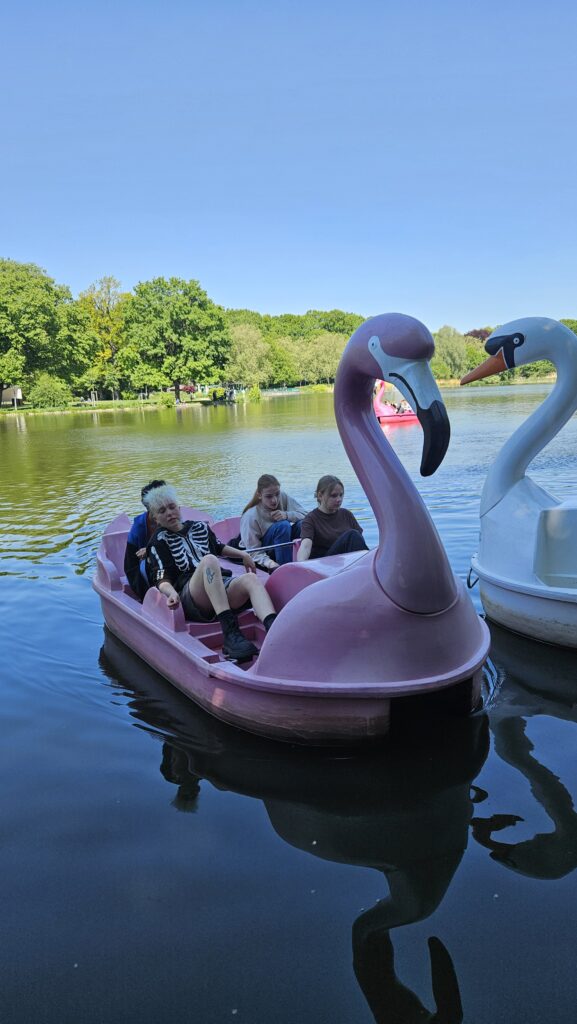 Schüler fahren mit Tretboot, das aussieht wie ein Pelikan.