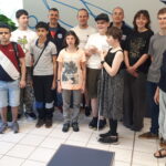 hier sehen wir die Schüler und Lehrkräfte in einer gruppe zusammen