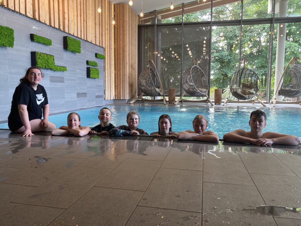 hier ist die Klasse 8/9b und Frau Kauer in eiem Schwimmbecken zu sehen