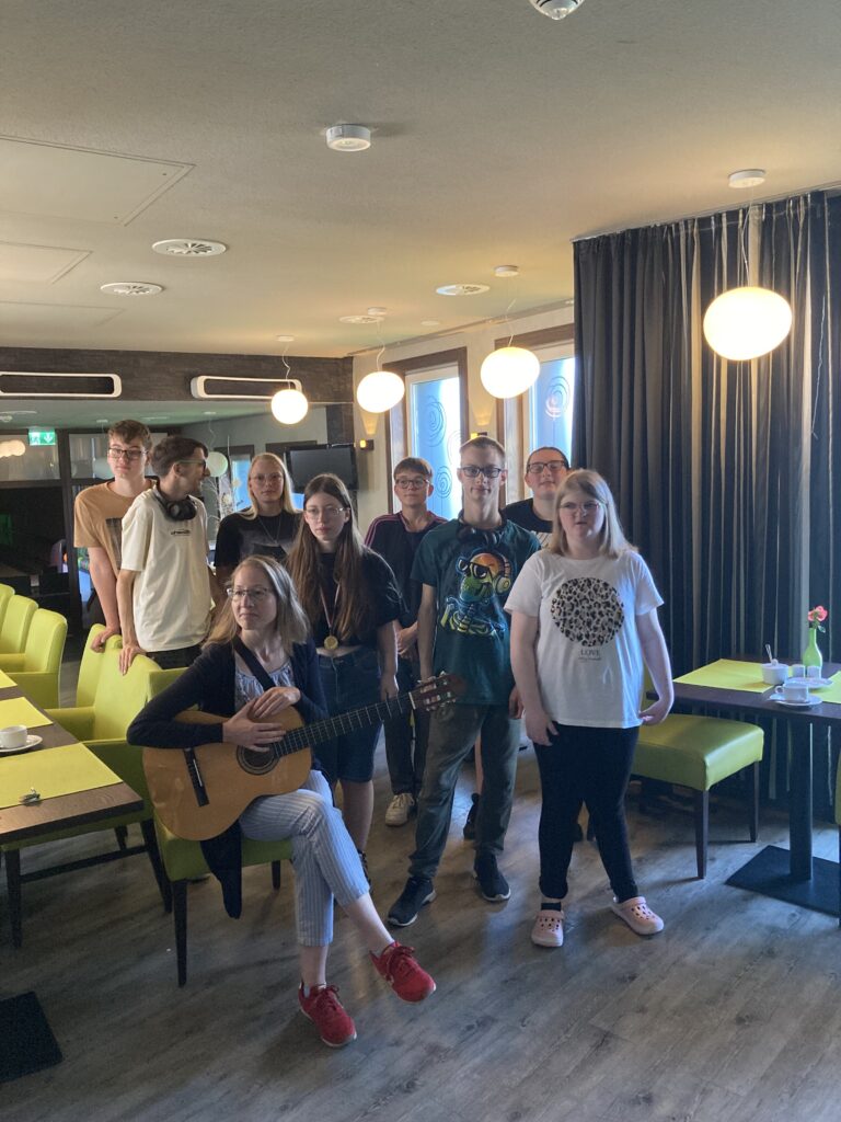 hier ist die Klasse 8/9b am letzten Abend zu sehen, wie sie den Köchen ein Abschlusslied singt und danke sagt, dass sie hier sein durften