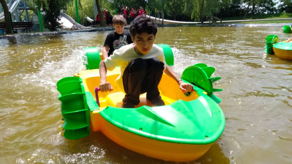 ein Schüler in einem Tretboot