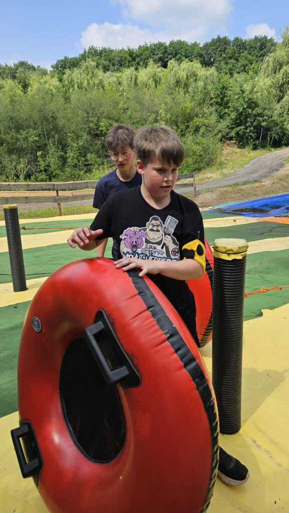 2 Schüler mit einem großen Schwimmring in der Hand