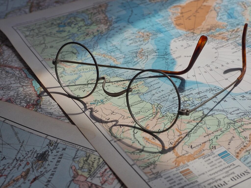 Eine Landkarte, auf der eine Brille liegt.