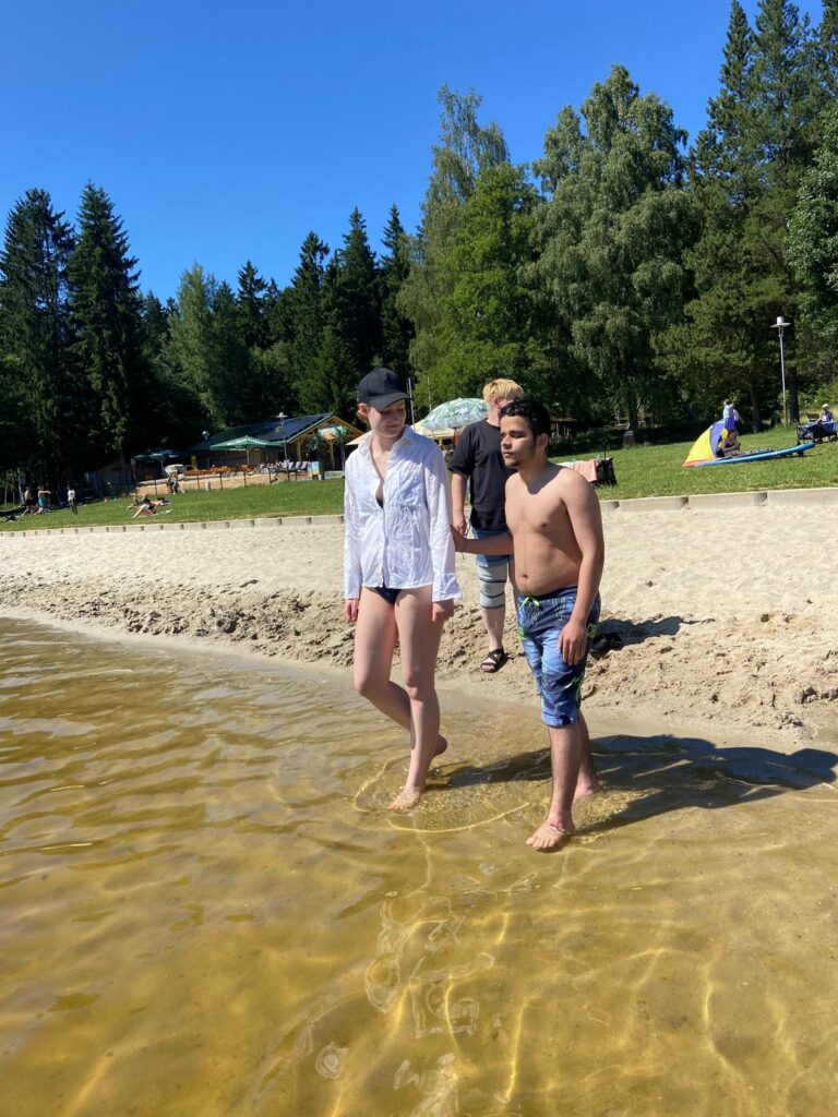 ein schüler geht ins wasser