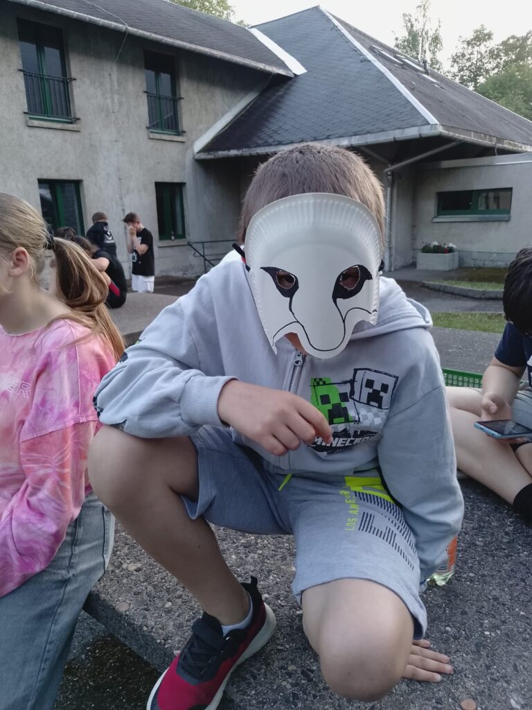 ein schüler hokt und hat seine hande auf den knie und trägt eine maske