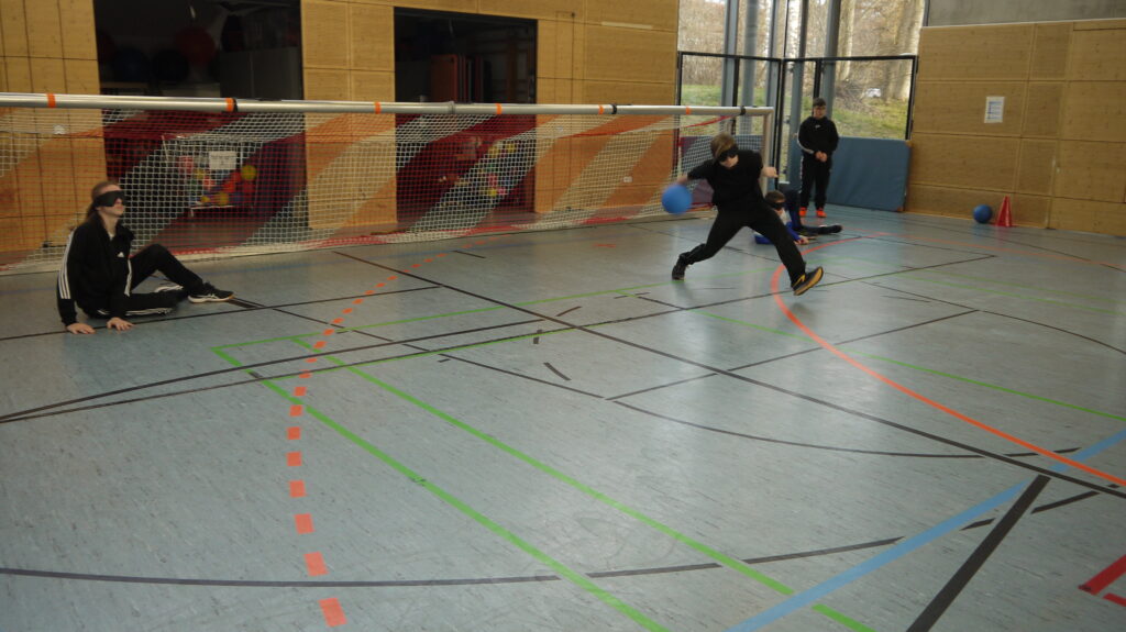 hier versucht ein Schüler ein Angriff mit dem Goalball 