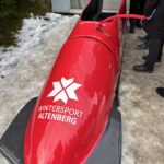 Ein roter Bobschlitten mit der Aufschrift "Wintersport Altenberg"