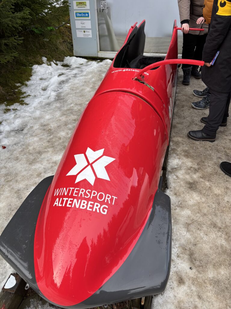 Ein roter Bobschlitten mit der Aufschrift "Wintersport Altenberg"