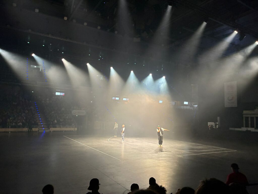 Beatboxer in der vollen Max-Schmeling-Halle im Scheinwerferlicht.