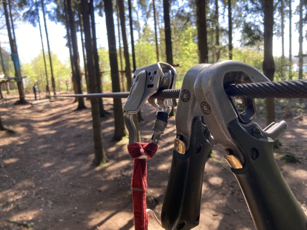 3 karabiner hängen an einem Seil